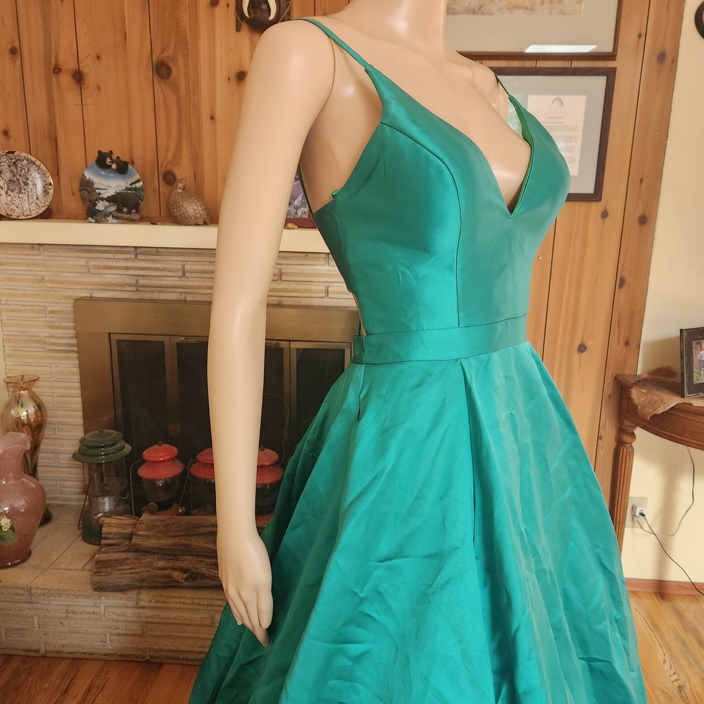Stunning JVN by Jovani Emerald Satin Ball Gown – NWT - Picture 5 of 10